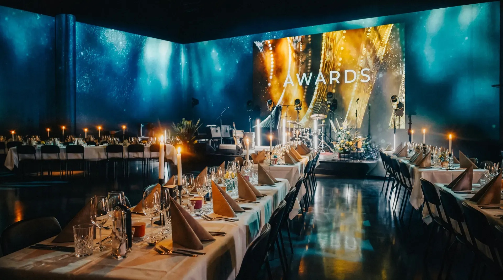 Awards-gaalaillallinen Black Box 360:ssa, immersiiviset seinäprojisoinnit