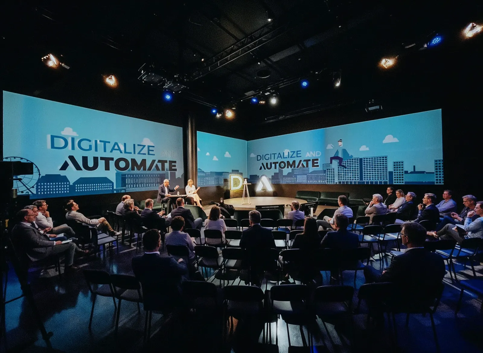 Seminaari Black Box 360:ssa, paneelikeskustelu lavalla ja yleisö puolikaaressa